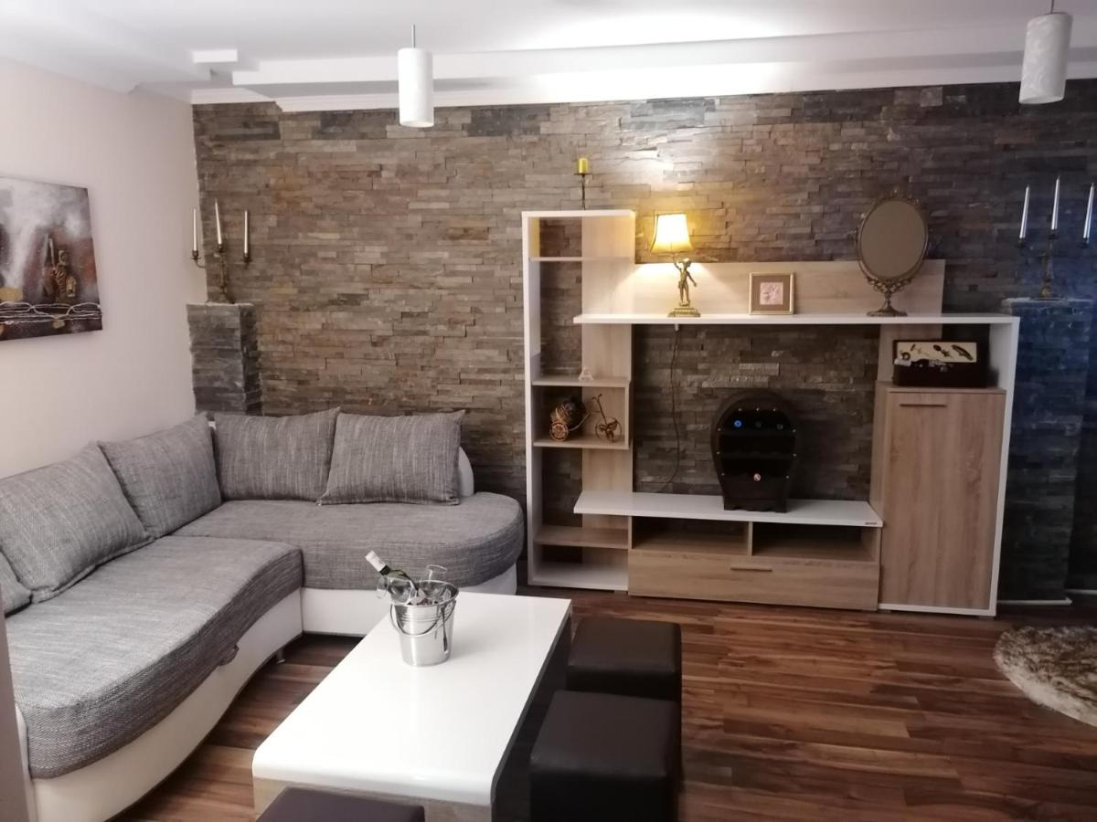 Apartman Dionis Sm Sremska Mitrovica Eksteriør billede